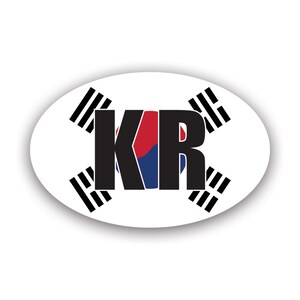 以下が含まれることがあります： 韓国の国旗を文字に組み込んだ、黒い文字「KR」の楕円形のステッカー。4つの白黒の太極旗のシンボルが文字を囲み、白い背景に配置されています。