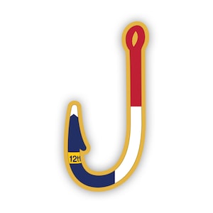 Könnte beinhalten: Ein dekoratives Angelhaken-Design mit goldenem Umriss. Der Haken hat Abschnitte in Rot, Weiß und Marineblau, mit einem kleinen gelben Rechteck mit der Aufschrift "12th". Der Haken ist vor einem weißen Hintergrund platziert.