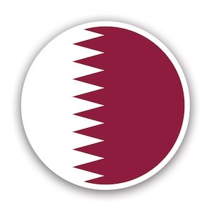 Può includere: Un adesivo circolare con la bandiera del Qatar. La bandiera è bianca con un rettangolo di colore granata sul lato destro. Il rettangolo ha nove punti bianchi a forma di dente di sega lungo il bordo sinistro.
