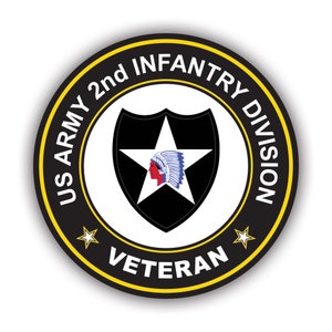 Peut inclure: Un autocollant circulaire noir et blanc avec une bordure jaune. L'autocollant présente le texte "US ARMY 2nd INFANTRY DIVISION VETERAN" et un bouclier noir avec une étoile blanche et une tête d'Amérindien à l'intérieur.