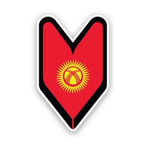 Può includere: Un adesivo rosso con bordo nero e contorno bianco. L'adesivo presenta la bandiera del Kirghizistan, con un emblema solare giallo al centro. Il sole ha 40 raggi e tre linee incrociate all'interno.