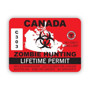 Puede incluir: Una pegatina roja y negra con el texto "CANADA" y "ZOMBIE HUNTING LIFETIME PERMIT". La pegatina presenta un símbolo de riesgo biológico y un mapa de Canadá. El texto "C303" está en la esquina superior izquierda. El texto "NO DAILY BAG LIMIT" está en la esquina superior derecha. El texto "RIFLES/HANDGUNS: .223 CALIBER OR LARGER SHOTGUNS: B/BB OR LARGER. NO BIRDSHOT" está en la parte inferior.