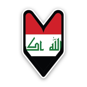 Può includere: Un adesivo a forma di freccia rivolta verso il basso, con la bandiera dell'Iraq. Il design della bandiera include i colori rosso, bianco, nero e verde, con la scritta araba al centro.