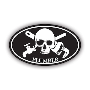 Peut inclure: Autocollant ovale noir et blanc avec un motif de crâne et d'os croisés. Le crâne porte des lunettes de soleil. Les os croisés sont une clé à molette et un tuyau. Le texte "PLUMBER" est sous le crâne et les os croisés.