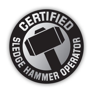 Puede incluir: Pegatina redonda negra y plateada con el texto "CERTIFIED SLEDGE HAMMER OPERATOR" y una silueta negra de un martillo en el centro.