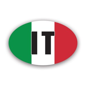 以下が含まれることがあります： イタリアの国旗の色、緑、白、赤の楕円形のステッカー。ステッカーの中央に黒い文字で「IT」と書いてあります。