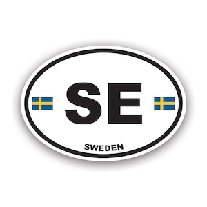 Peut inclure: Autocollant ovale blanc avec les lettres "SE" en noir et le mot "SUÈDE" en dessous. Le drapeau suédois est de chaque côté des lettres.