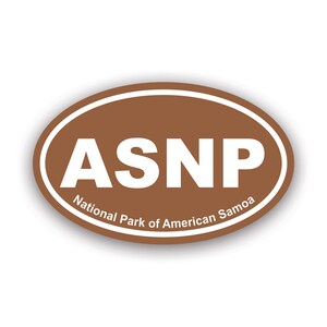 Könnte beinhalten: Ein braunes, ovales Schild mit den weißen Buchstaben "ASNP" in der Mitte. Darunter steht in kleinerer Schrift "National Park of American Samoa". Das Schild hat einen weißen Rand und einen Schatten.