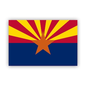 Può includere: La bandiera dell'Arizona presenta un design a raggi di sole rosso e giallo con una stella a cinque punte color rame al centro su sfondo blu.