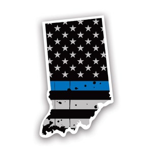Puede incluir: Una pegatina con la forma del estado de Indiana, con un diseño de bandera estadounidense desgastada. La parte superior tiene un fondo negro con estrellas blancas, una línea azul y rayas negras y grises en la parte inferior.