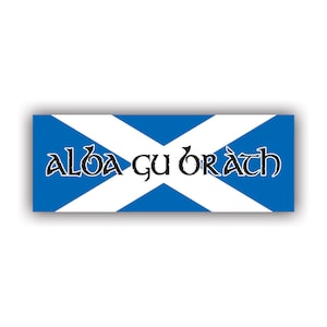 Puede incluir: Una bandera escocesa azul y blanca con el texto "Alba gu bràth" en negro.