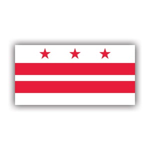 Könnte beinhalten: Die Flagge von Washington, D.C. zeigt drei rote horizontale Streifen auf weißem Grund mit drei roten fünfzackigen Sternen in der oberen linken Ecke.