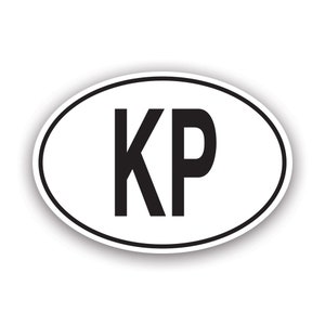 Può includere: Adesivo ovale bianco con bordo nero. L'adesivo presenta le lettere "KP" in grassetto, in nero, centrate sullo sfondo bianco. L'adesivo ha un leggero effetto ombra.
