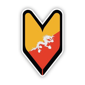 Può includere: Un adesivo a forma di cuore giallo e rosso con un contorno nero. L'adesivo presenta la bandiera del Bhutan, che include un drago bianco con una corona gialla.