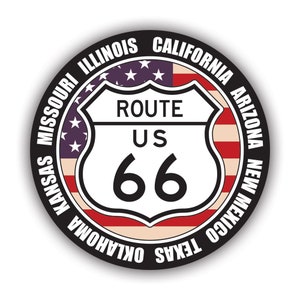 Puede incluir: Una pegatina circular en blanco y negro con un diseño de bandera estadounidense roja, blanca y azul. La pegatina presenta un escudo blanco con el texto "ROUTE US 66" en negro. El texto "MISSOURI ILLINOIS CALIFORNIA ARIZONA NEW MEXICO TEXAS OKLAHOMA KANSAS" está escrito alrededor del exterior de la pegatina.