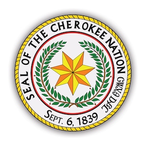Puede incluir: El sello oficial de la Nación Cherokee, que presenta una estrella de siete puntas con puntos naranja y amarillos, rodeada de una corona de hojas verdes. El sello está inscrito con "SEAL OF THE CHEROKEE NATION" y "SEPT. 6, 1839".