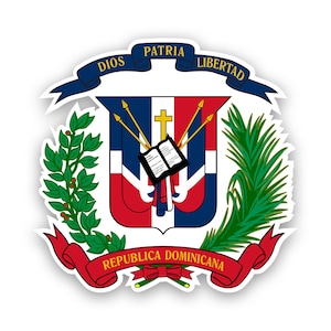 Puede incluir: El escudo de armas de la República Dominicana presenta un escudo con los colores de la bandera nacional: rojo, blanco y azul. El escudo está rodeado por una corona de laurel y una rama de palma. Sobre el escudo hay una cinta con las palabras "Dios, Patria, Libertad" en letras doradas. Debajo del escudo hay otra cinta con las palabras "Republica Dominicana" en letras doradas.