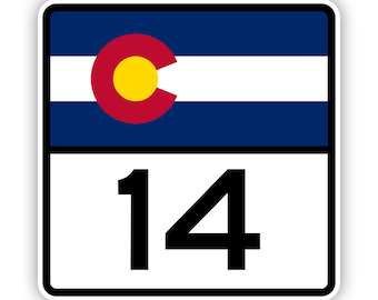 Pode incluir: Uma placa de trânsito quadrada com a bandeira do estado do Colorado na parte superior, exibindo faixas horizontais azuis e brancas com um C vermelho e um círculo amarelo. A seção branca inferior contém o grande número 14 em preto.
