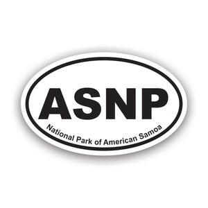 Könnte beinhalten: Weißer ovaler Aufkleber mit schwarzem Text, der "ASNP National Park of American Samoa" lautet.