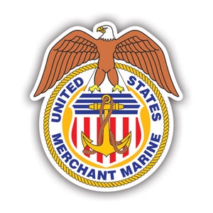 Op de afbeelding: Een gouden en witte zegel met een rood, wit en blauw schild, een anker en een touw. De zegel is omgeven door een geel touw met de woorden "United States Merchant Marine" in een cirkel.