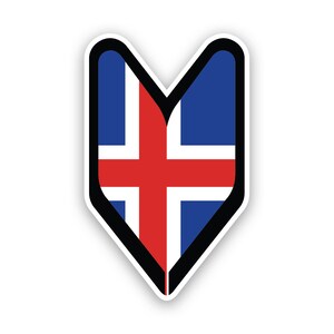 Può includere: Un adesivo bianco con un contorno nero a forma di cuore. Il cuore è riempito con la bandiera dell'Islanda, che presenta una croce rossa su sfondo blu.