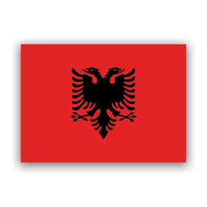 Peut inclure: Un drapeau rouge avec un aigle bicéphale noir au centre. L'aigle a un design stylisé avec une couronne sur la tête et une paire d'ailes déployées.
