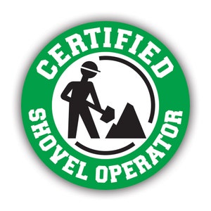 Puede incluir: Una pegatina circular verde con un centro blanco que muestra la silueta negra de una persona con casco de seguridad usando una pala para cavar un montón de tierra. El texto CERTIFIED SHOVEL OPERATOR está impreso en letras blancas en el borde.
