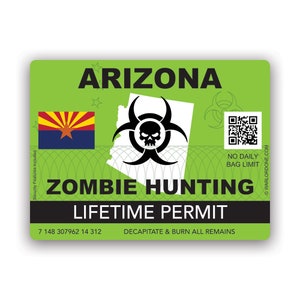 Puede incluir: Un permiso de caza de zombis de por vida de Arizona, de color verde y negro, con un gráfico de calavera y huesos cruzados, un mapa de Arizona y un código QR. El texto "DECAPITATE & BURN ALL REMAINS" está impreso en el permiso.