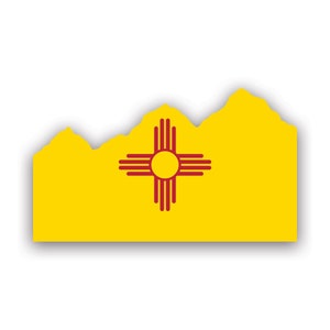 Könnte beinhalten: Ein gelber Aufkleber in Form des Bundesstaates New Mexico mit gezacktem oberem Rand. Der Aufkleber zeigt das Zia-Sonnensymbol in Rot in der Mitte.