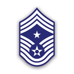 Può includere: Un distintivo di grado militare blu e bianco con cinque strisce bianche e due stelle bianche.