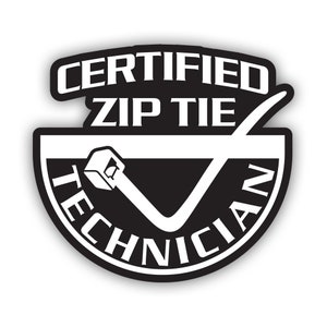 Puede incluir: Una pegatina en blanco y negro con las palabras "CERTIFIED ZIP TIE TECHNICIAN" en forma de escudo. Una brida blanca y una marca de verificación están en el centro. La pegatina tiene un borde blanco y una sombra paralela.