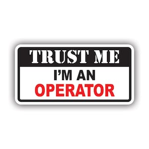 Puede incluir: Un letrero en blanco y negro con el texto "TRUST ME I'M AN OPERATOR" en letras blancas sobre fondo negro. La palabra "OPERATOR" está en letras rojas.