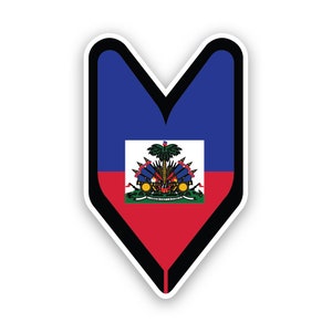 Può includere: Un adesivo a forma di cuore con la bandiera di Haiti. La bandiera è blu, rossa e bianca con uno stemma al centro.
