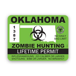 Puede incluir: Una pegatina rectangular con fondo verde y texto en blanco y negro. La pegatina dice "OKLAHOMA" en la parte superior, con "ZOMBIE HUNTING LIFETIME PERMIT" debajo. Incluye un símbolo de peligro biológico y el texto "NO DAILY BAG LIMIT."