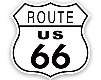 Può includere: Un cartello bianco e nero della Route 66 a forma di scudo. Il cartello riporta la scritta "ROUTE US 66" in caratteri neri.