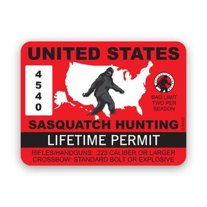 Könnte beinhalten: Ein roter und weißer Sasquatch-Jagd-Lebenszeit-Erlaubnisschein mit einer Karte der Vereinigten Staaten und einem Sasquatch, der darauf geht. Der Text "UNITED STATES" befindet sich oben auf dem Erlaubnisschein. Der Text "SASQUATCH HUNTING LIFETIME PERMIT" befindet sich in der Mitte des Erlaubnisscheins. Der Text "RIFLES/HANDGUNS: .223 CALIBER OR LARGER CROSSBOW: STANDARD BOLT OR EXPLOSIVE" befindet sich unten auf dem Erlaubnisschein.