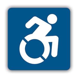Pode incluir: Um sinal quadrado azul com um símbolo de acessibilidade branco. O símbolo representa uma pessoa em cadeira de rodas.
