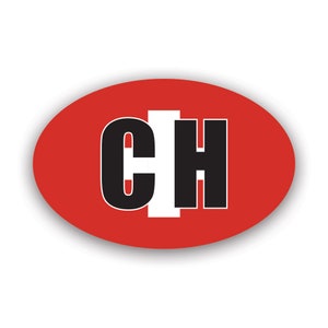 以下が含まれることがあります： 赤色の楕円形のステッカーに、黒と白の文字「CH」が書かれています。