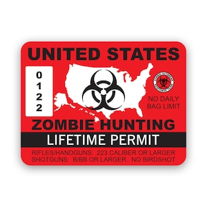 Puede incluir: Una pegatina roja y negra con el texto "UNITED STATES" y "ZOMBIE HUNTING LIFETIME PERMIT". La pegatina presenta un símbolo de riesgo biológico y un mapa de los Estados Unidos. El texto "NO DAILY BAG LIMIT" también está incluido.