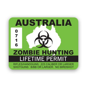 Puede incluir: Una pegatina verde y negra con el texto "AUSTRALIA" y "ZOMBIE HUNTING LIFETIME PERMIT". La pegatina también presenta un símbolo de riesgo biológico y un mapa de Australia.