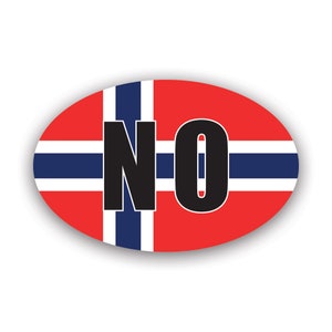以下が含まれることがあります： ノルウェー国旗のデザインと黒い文字「N-O」が入った楕円形のステッカー。旗は赤い背景に白い縁取りの青い十字架があります。ステッカーは白い縁取りとわずかな影があります。