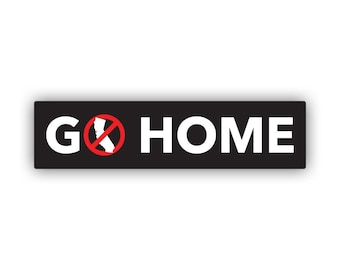 Puede incluir: Texto blanco y negro sobre un rectángulo negro que dice "GO HOME" con un círculo rojo y un contorno blanco con una silueta blanca del estado de California dentro del círculo con una línea roja que lo atraviesa.