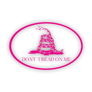 Può includere: Un adesivo ovale rosa con sfondo bianco che presenta un serpente a sonagli avvolto con il testo "DONT TREAD ON ME".