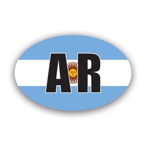 以下が含まれることがあります： アルゼンチンの国旗を背景にした、青と白の楕円形のステッカー。ステッカーには黒い文字で「AR」と記されています。国旗は薄い青色の背景に白い帯が中央にあり、白い帯の中央には顔のある黄色い太陽が描かれています。