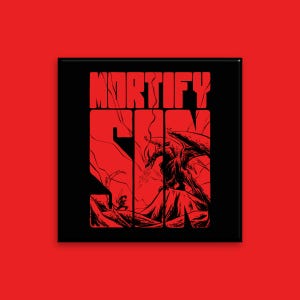 Könnte beinhalten: Ein quadratisches schwarzes Grafik mit den Worten "MORTIFY SIN" in roten Blockbuchstaben. Das Bild zeigt eine rote Illustration eines Drachen und einer Figur auf einem Berg. Der Hintergrund ist rot.