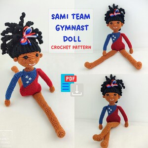 Op de afbeelding: Gehaakte gymnastiekpop met zwart haar, gekleed in een rood en blauw turnpakje. De pop heeft een lint in haar haar en zit in een spagaatpositie. De tekst "SAMI TEAM GYMNAST DOLL CROCHET PATTERN" is zichtbaar.