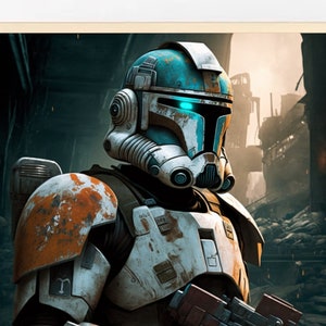 Könnte beinhalten: Ein verwitterter, blauer und orangefarbener Star Wars Klonkrieger-Helm mit einem blauen Visier. Der Soldat hält ein Blastergewehr.