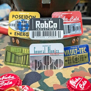 Fallout Asset Tag Stickers metallstreckkodsdekaler - Komplett företagskollektion *6 etiketter*