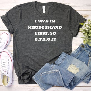 ロードアイランド州 ファースト GTFO おもしろシャツ、Tシャツ、ロードアイランド州 ユニセックス Tシャツ、ロードアイランド州 メンズまたはレディース Tシャツ、ロードアイランド州