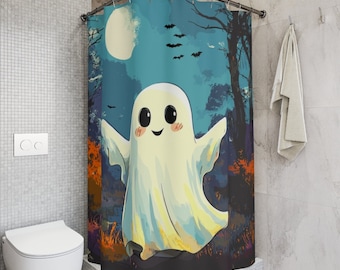 Puede incluir: Una cortina de ducha de Halloween azul, verde y naranja con un fantasma de dibujos animados con una gran sonrisa y ojos grandes. El fantasma está en un entorno de bosque con una luna llena en el fondo.